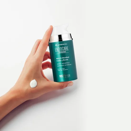 Endocare Tensage Crema Cuello y Escote 80 ml textura en mano
