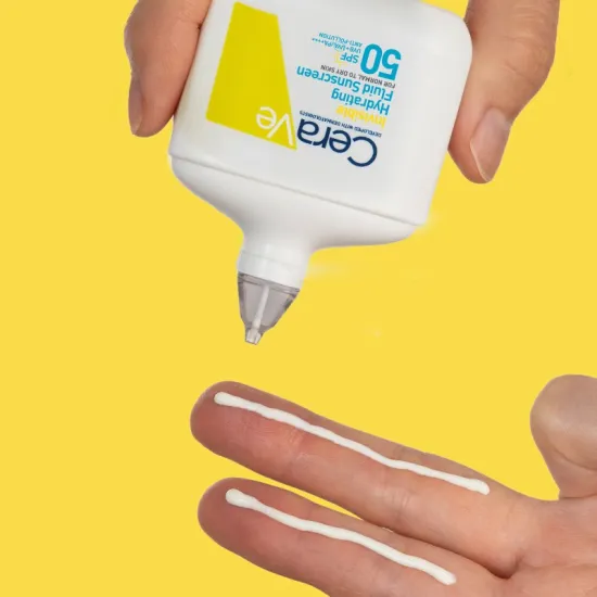 CeraVe Fluido Protector Invisible Hidratante SPF50 50 Ml dedos