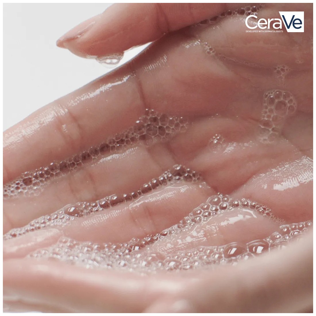 imagen cerave gel espumoso 473 textura en mano