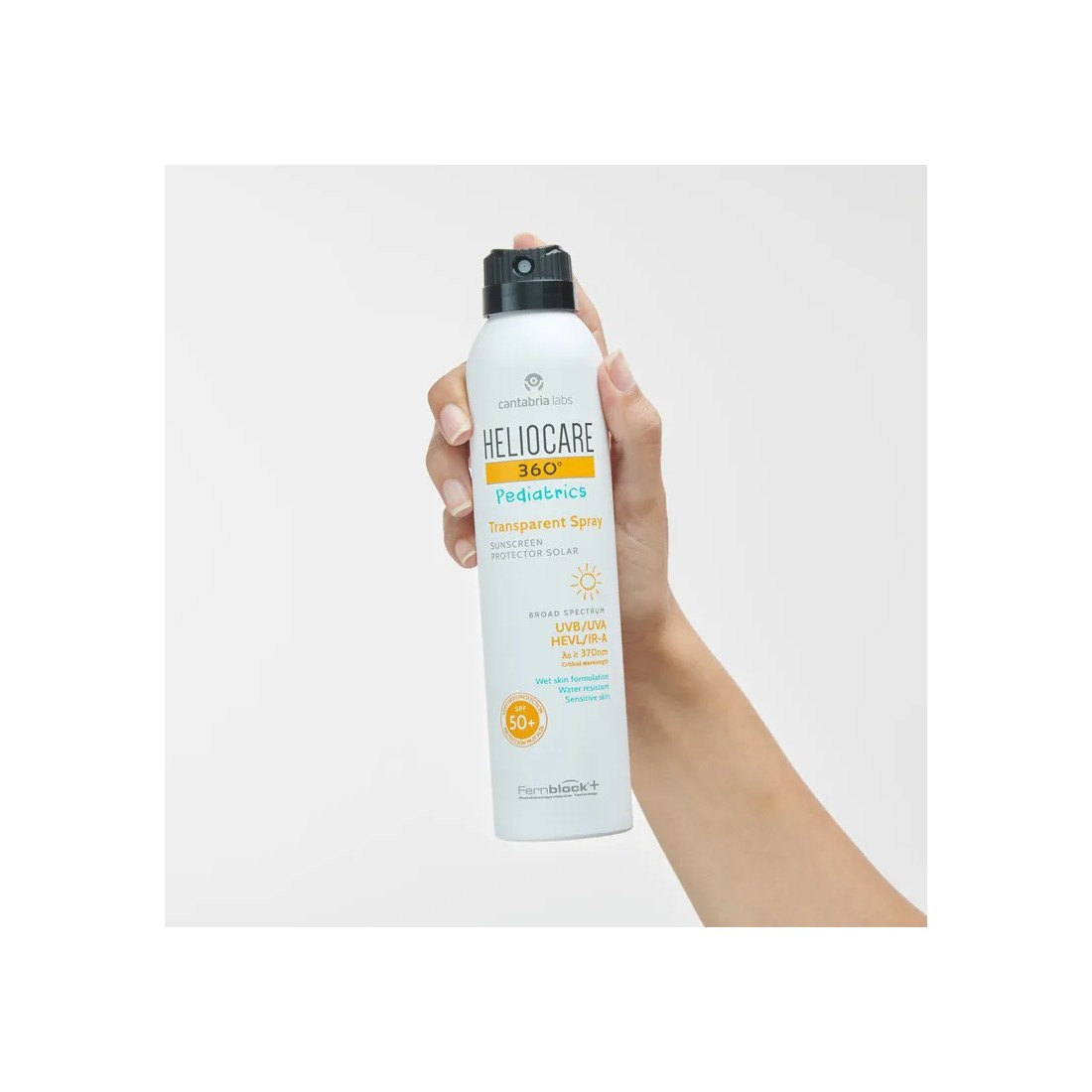 Imagen Heliocare 360 Pediatrics Transparent Spray en mano