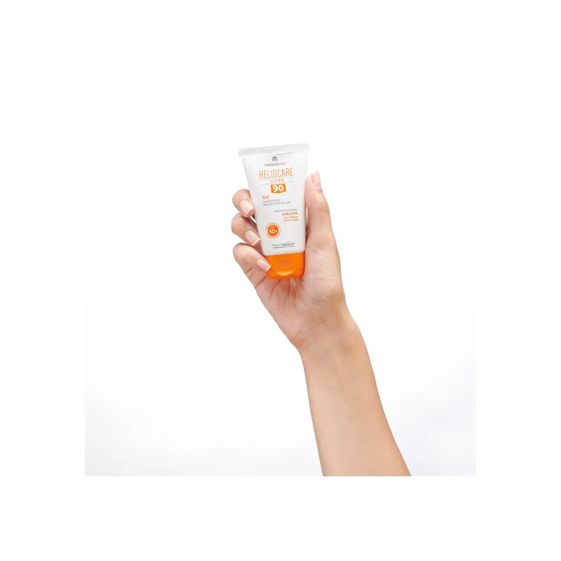Imagen Heliocare Ultra 90 Gel 50ml en mano