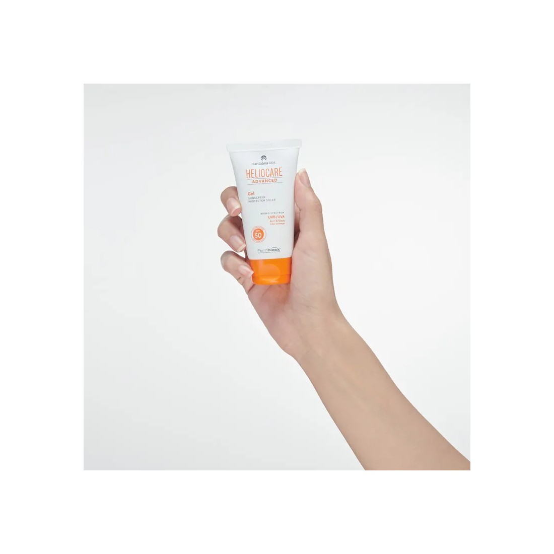 Imagen Heliocare Advance Gel 50ml envase en mano