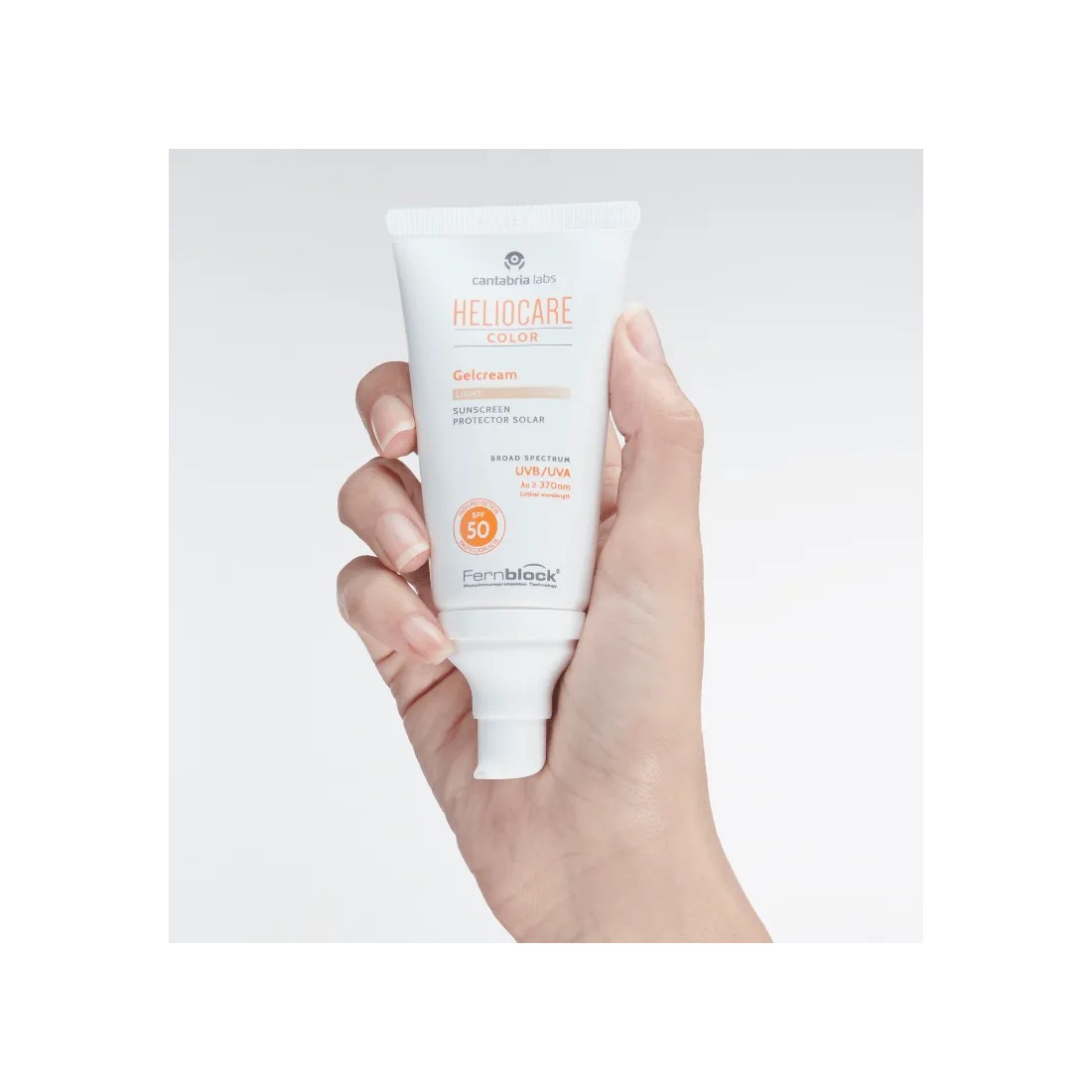 imagen heliocare color gelcream mano